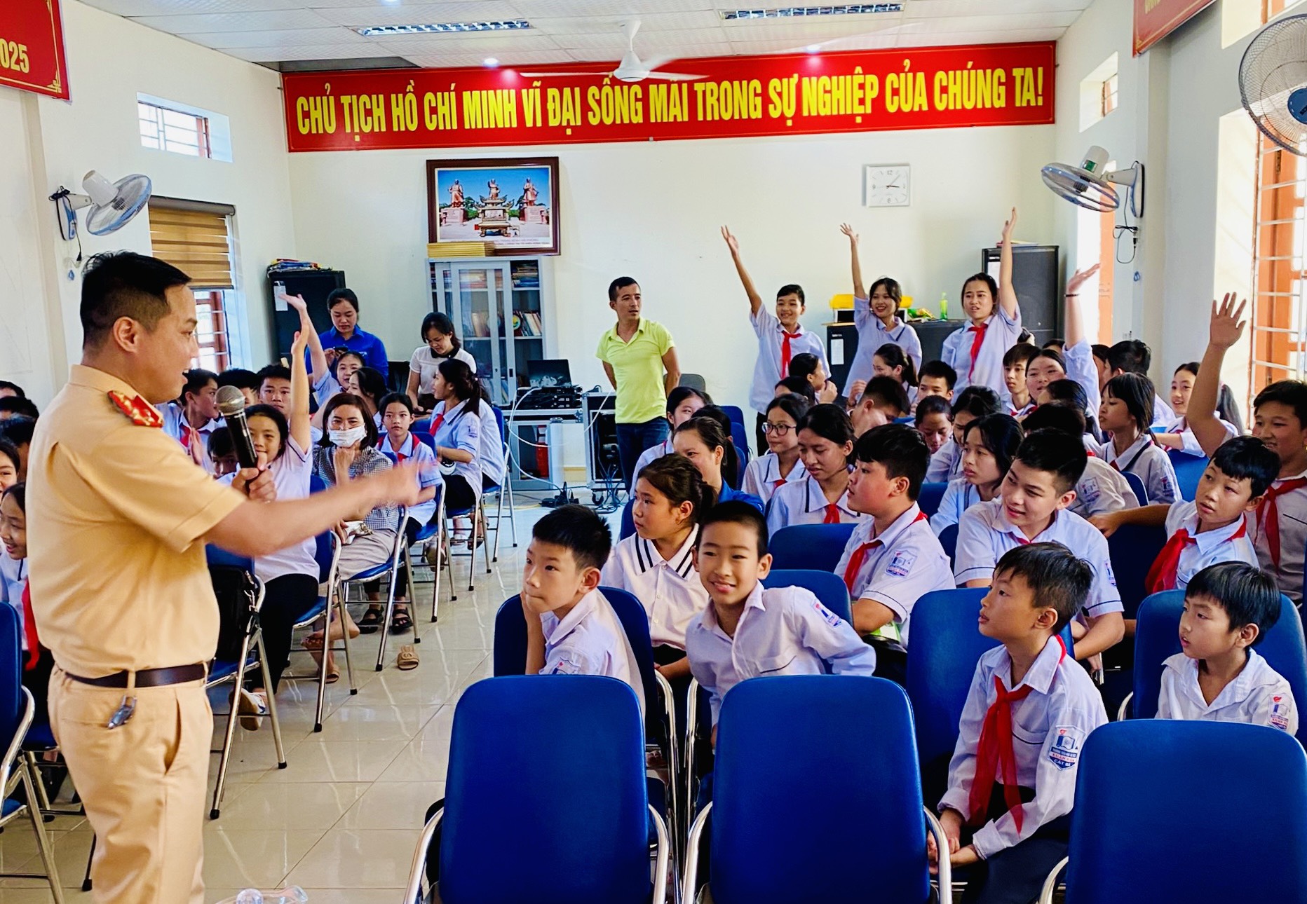 Tổ chức 08 buổi tuyên truyền, giáo dục pháp luật về TTATGT gần 3.000 học  sinh và giáo viên các trường huyện Cát Hải